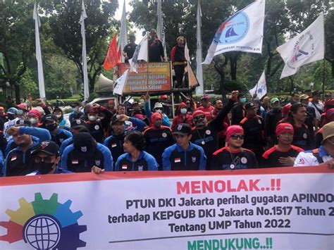 Buruh Gruduk Balai Kota Minta Anies Banding Ke PTTUN Republika Online