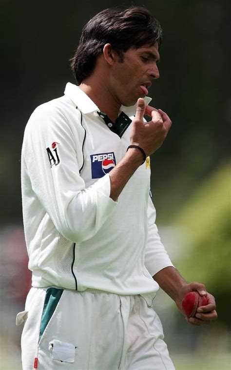 Mohammad Asif walks back to his mark | ESPNcricinfo.com