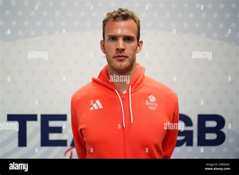 Charlie Elwes W Hrend Einer Team Gb Kitting Out Session F R Paris