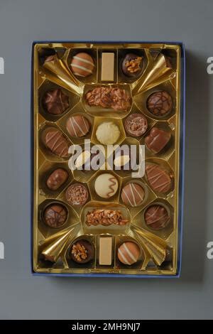 Assortiment de desserts à base de bonbons au chocolat dans une vitrine