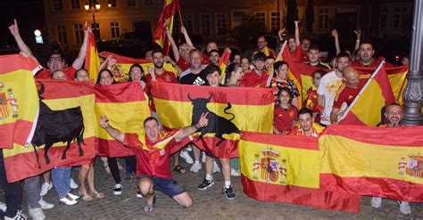 Spanische Fans In Wetzlar Feiern Sieg Ihrer Mannschaft