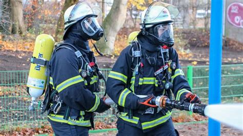 Feuerwehr Rettet Mutter Und Kind Aus Brennendem Haus Shz