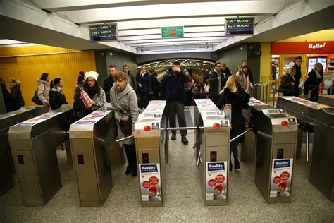 Metro W Warszawie Zat Oczone W Ferie Mieszka Cy Narzekaj Poci Gi