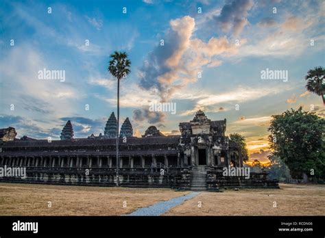 angkor wat sunrise Stock Photo - Alamy