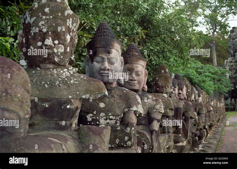 Angkor Wat, statues Stock Photo - Alamy