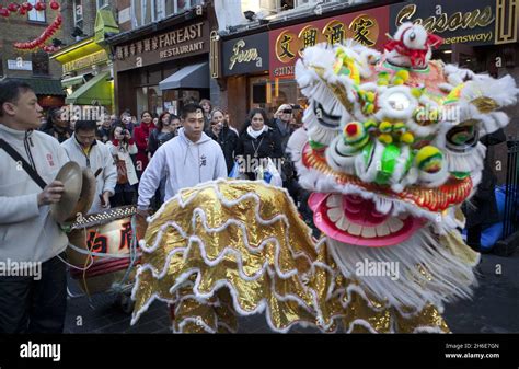 Una Tradicional Danza Del Le N Chino Tuvo Lugar Hoy En La China Town De