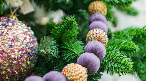 12 of the Best DIY Christmas Tree Garland Ideas