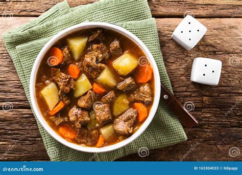 Estofado Casero De Carne Con Zanahorias Y Patatas Imagen De Archivo