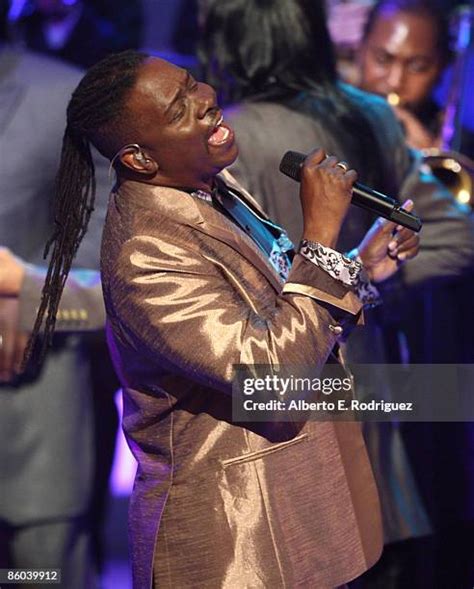 Philip Bailey Musician Photos And Premium High Res Pictures Getty Images