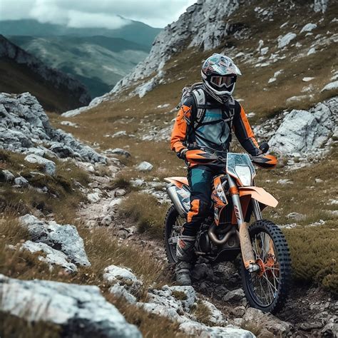 Un hombre monta una moto de cross en las montañas Foto Premium