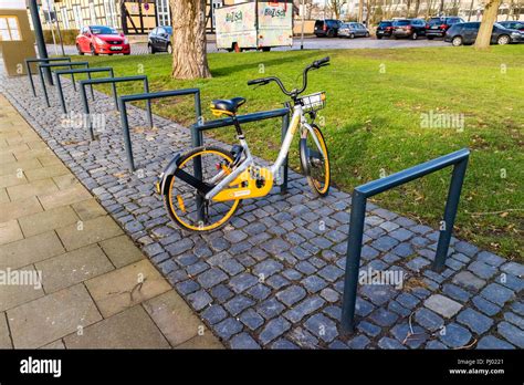 Ciclo de alquiler estacionado fotografías e imágenes de alta resolución