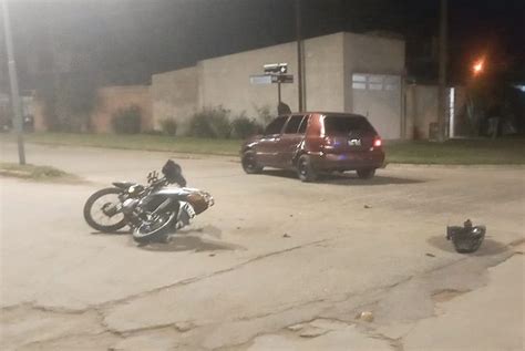 Un joven de 17 años internado en UTI tras chocar en moto contra un auto