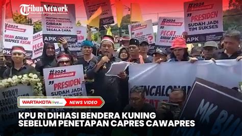 KPU RI Dihiasi Bendera Kuning Sebelum Penetapan Capres Cawapres YouTube