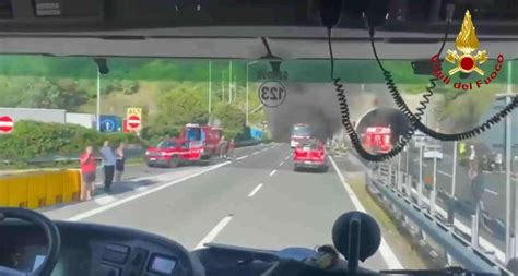 Pullman A Fuoco In Galleria Sulla A12 Panico In Liguria Automobilisti