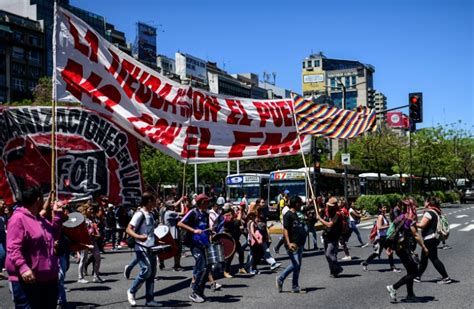 Movimentos sociais protestam contra FMI na Argentina ISTOÉ DINHEIRO