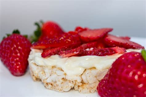 Galleta De Arroz Con Crema Y Fresas Foto De Archivo Imagen De Comer