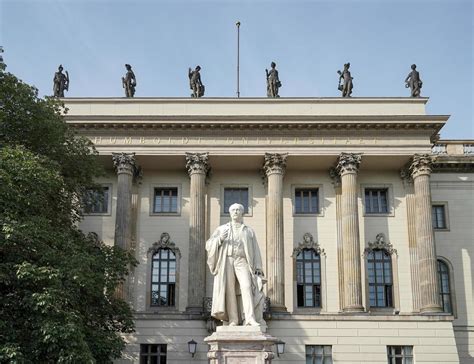 Berlín Alemania 2014 Estatua de Helmholtz fuera de la Universidad