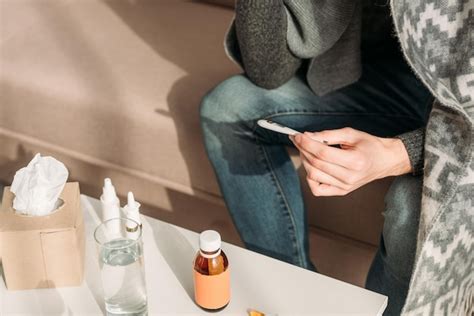 Vista Recortada Del Hombre Enfermo Sentado Cerca De La Mesa Con