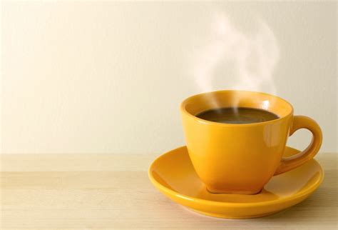 Dampfende Kaffeetasse Auf Dem Tisch Kostenlose Foto