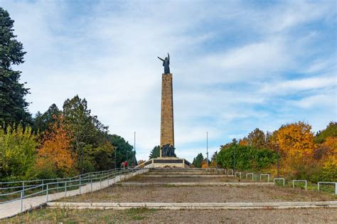 Spomenik Sloboda Posetite Uveni Simbol Fru Ke Gore