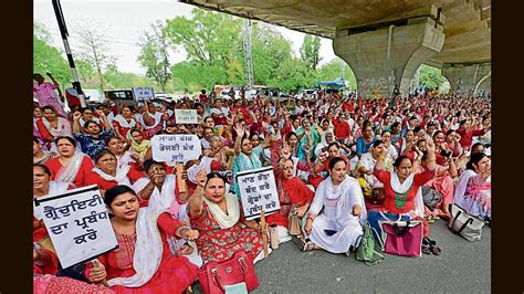 Anganwadi Workers Protest Outside Mini Secretariat In Ludhiana