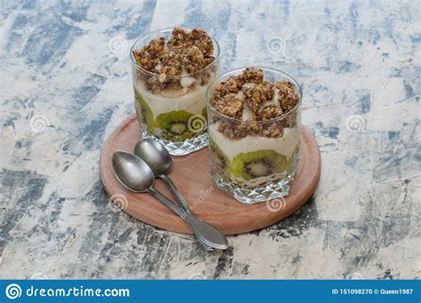 Granola Da Sobremesa Iogurte Grego Quivi E Banana Em Dois Copos De