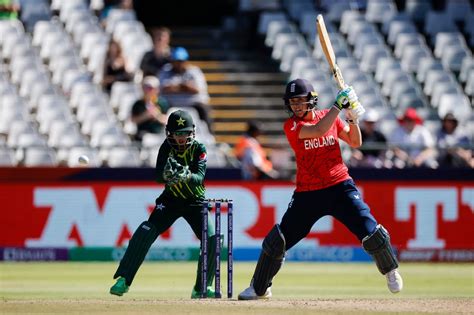 Nat Sciver-Brunt punches one on the backfoot | ESPNcricinfo.com