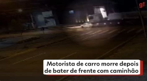 Motorista de carro morre depois de bater de frente caminhão em