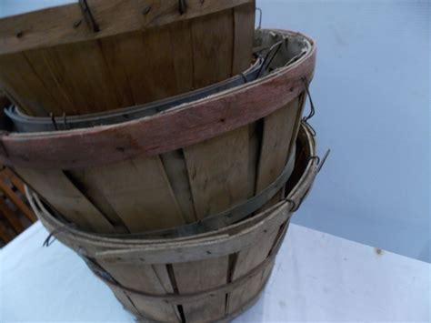 *Apple bushel baskets - Bodnarus Auctioneering