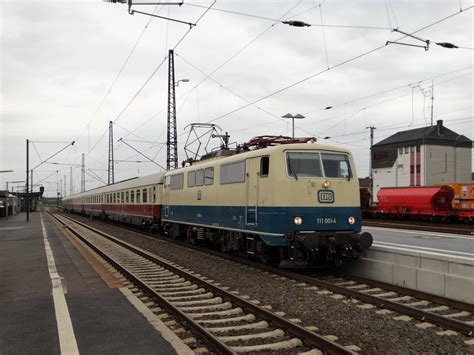 DB Museum 111 001 mit fünf TEE Wagen am 24 05 17 in Hanau Hbf