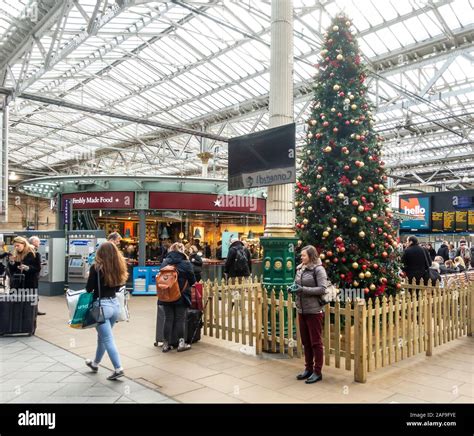 Edinburgh christmas tree hi-res stock photography and images - Alamy