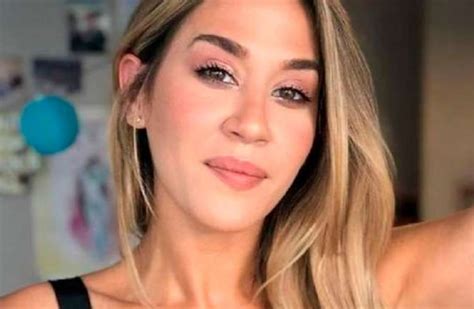 Jimena Barón hizo vibrar las redes al lucirse junto a la pileta con una microbikini nude