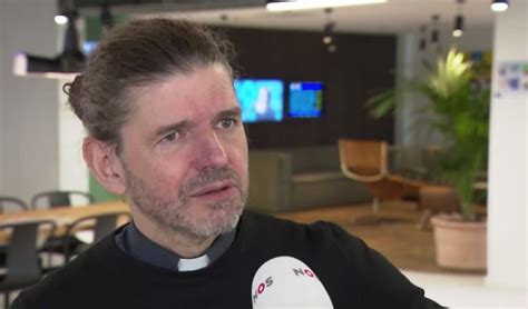 En plena misa un sacerdote reconoció que era gay y criticó la cultura silenciosa de la