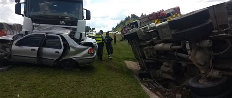 Grave Acidente Envolvendo Carretas E Carro De Passeio Deixa Um Morto Na