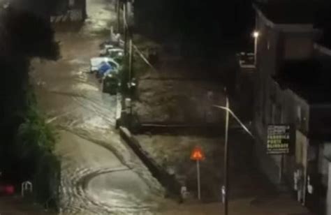 Maltempo A Milano Strade Allagate E Mezzi Atm Deviati La Diretta