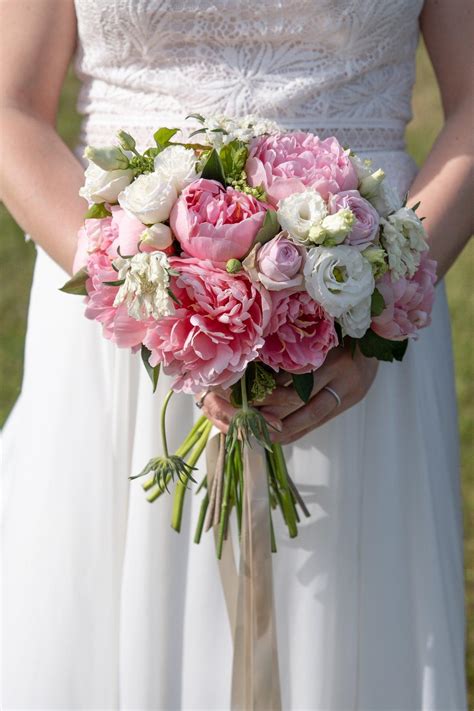 Magnifiques Bouquets De Mari E Avec Des Pivoines