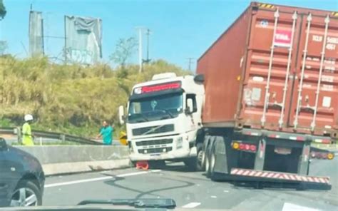 Acidente em Bragança Paulista bloqueia duas faixas da Rodovia Fernão