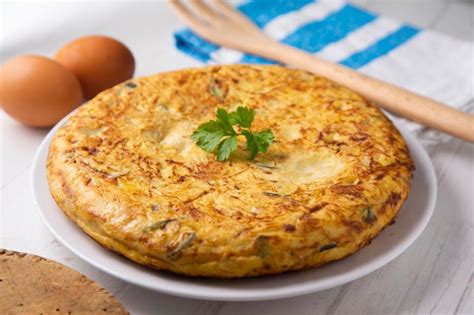 Tortilla de patatas con calabacín y ajetes tiernos receta tradicional