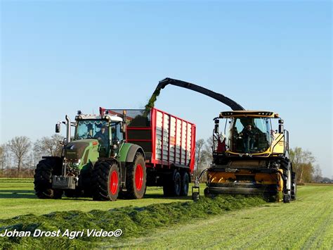 New Holland New Holland Fr Forage Cruiser Aan Het Gras Hakselen