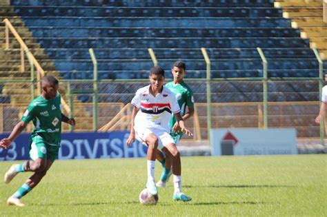 Sub 17 do Botafogo ganha da Francana e continua na briga pela liderança