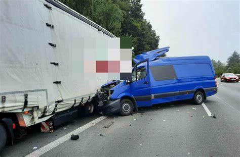 Unfall Auf A3 Autobahn War Gesperrt Sprinter Fährt In Lkw