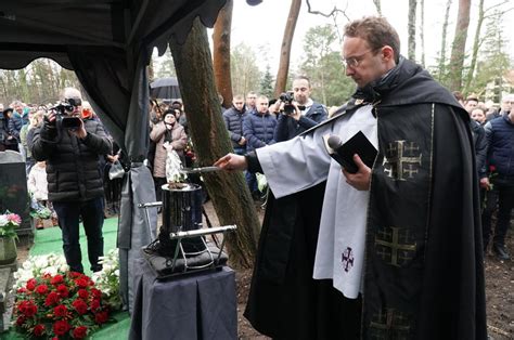 Pozna Pogrzeb Zapa Nika Dominika Sikory