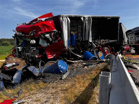 Lkw gerät bei Roth auf Gegenfahrbahn Entgegenkommender Trucker stirbt