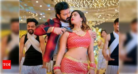 Akanksha Dubey And Pawan Singhs New Item Song Ye Aara Kabhi Hara Nahi