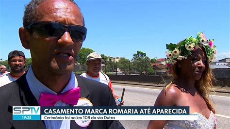 Vídeo Casal de romeiros casa em plena via Dutra SP2 G1