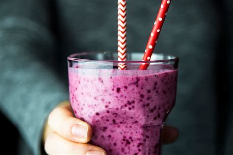 Smoothies De Groselha De Banana De Cor Violeta Em Um Vidro Transparente