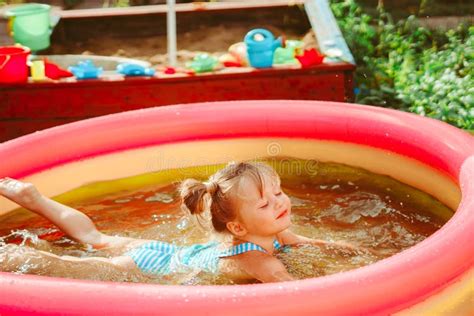 Petite Fille Nage Dans Une Piscine Gonflable Image Stock Image Du