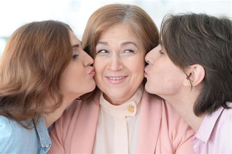 Retrato De Una Feliz Madre Anciana Con Hijos Adultos Foto Premium