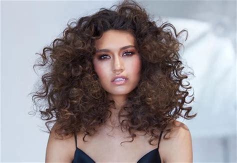 How To Catch The Disco Curls Trend Hair Style