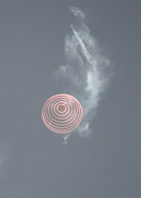 Astronautas De Shenzhou Aterrizan A Salvo